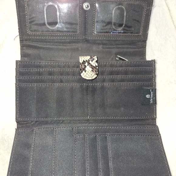 Elegant Snake Print Clutch - Picture 4 of 5